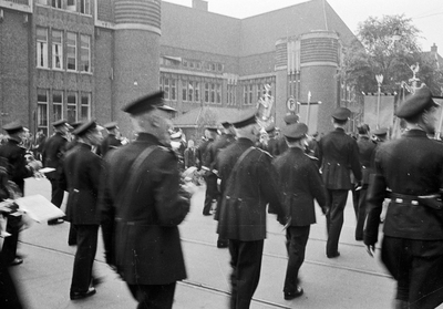 853239 Afbeelding van de optocht met de Postfanfare Onder Ons, op de Viebrug te Utrecht, vanwege de heropening van het ...